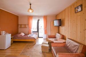 een hotelkamer met een bed en een woonkamer bij Pokoje Janka Gliczarów Górny in Gliczarów +65 foto's