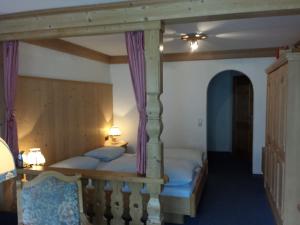 Schlafzimmer mit Himmelbett und blauer Bettwäsche in der Unterkunft Landhaus Brigitte in Bayersoien