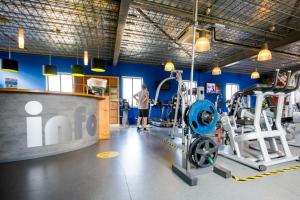 a man standing in a gym with a gym equipment at Vakantiepark Leukermeer in Well