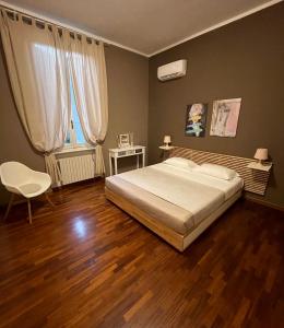 - une chambre avec un lit, une table et une chaise dans l'établissement Villa Donatella, à Parme