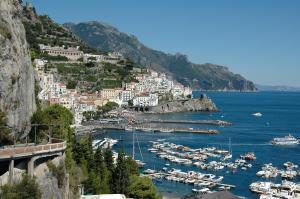 阿馬爾菲的住宿－Amalfi Andrea's House，享有海港和水中船只的景色