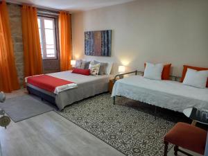 A bed or beds in a room at Rustic House Fundão