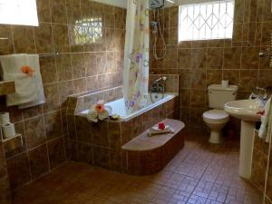 Uma casa de banho em Lazare Picault Hotel