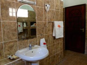 Uma casa de banho em Lazare Picault Hotel