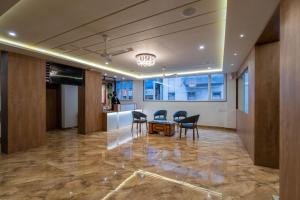 eine Bürolobby mit Tisch und Stühlen in der Unterkunft Hotel Gold Star in Rajkot