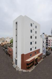ein großes weißes Gebäude auf einer Stadt in der Unterkunft Hotel Gold Star in Rajkot
