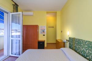 Postel nebo postele na pokoji v ubytování Hotel Villa Colombo + 37 fotografií