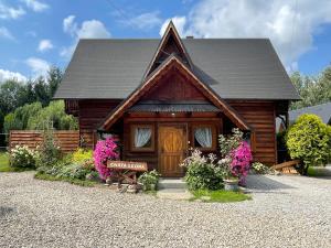 a log cabin with a bench in front of it at Chata Leona in Gorlice