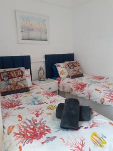 Säng eller sängar i ett rum på WELCOMEHOUSE close to east beach, shops, restaurants and RAF base