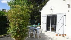 uma mesa e cadeiras em frente a uma casa em MAISON DE VILLE Avec jardin et Parking em Blois