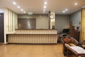 een hotellobby met een receptiebalie en een klok bij HOTEL GREEN TREES in Bangalore