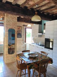 Η κουζίνα ή μικρή κουζίνα στο Casa vacanze Pozzo della Polenta