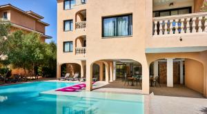 Bazén v ubytovaní Apartamentos Sinfony alebo v jeho blízkosti