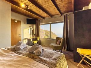 una camera da letto con un letto grande con una grande finestra di INO III Domus SWIMSPA by Amigdalokefali Elafonissi ad AmigdhalokeFálion Altre 76 foto