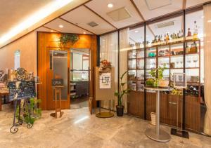 una habitación con una tienda con plantas en ella en APA Hotel Kanazawa-Nomachi, en Kanazawa