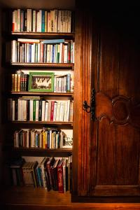 a book shelf filled with lots of books at Manoir de Coulandon in Argentan