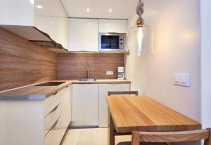 Kuchyňa alebo kuchynka v ubytovaní Apartamentos Sinfony