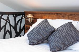 A bed or beds in a room at Capesanta atraktivna kamena kučica