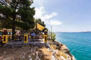 ein Restaurant am Rande eines Wasserkörpers in der Unterkunft Hostel Sunset in Zadar