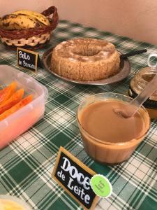 einen Tisch mit einer Schüssel Dip und einem Kuchen in der Unterkunft Pousada Natureza e Arte in Cunha + 83 Fotos