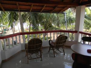 Maria Paulo Guest House Bar and Restaurant的阳台或露台