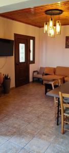 sala de estar con sofá y mesa en Το Σπίτι του Προκόπη, en Nicosia