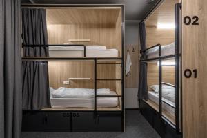 Двухъярусная кровать или двухъярусные кровати в номере KIEV HOSTEL
