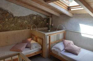Un pat sau paturi într-o cameră la Borgo di Quarazzana holiday house for large groups Tuscany