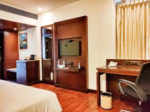 Televisyen dan/atau pusat hiburan di Country Inn & Suites by Radisson, Bhiwadi