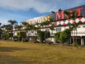 a building with a sign that reads reunion inn at BRUHMOM MOTEL in Valinhos