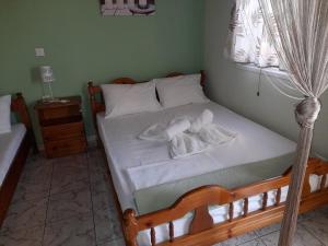 Postel nebo postele na pokoji v ubytování Eirini house