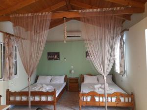 Postel nebo postele na pokoji v ubytování Eirini house