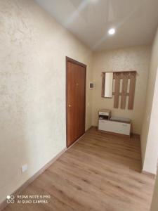 Habitación vacía con puerta y suelo de madera en Елітна квартира в новобудові, en Leópolis