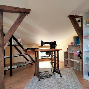 una máquina de coser sentada en una mesa en una habitación en Chambres d'Hôtes Le Loubet, en LʼIsle-Jourdain