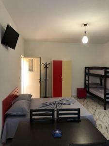 瓦利波約的住宿－Hotel Otrant，一间卧室配有一张床和两张双层床。