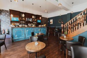 um restaurante com mesas e cadeiras de madeira e um bar em The Pier Hotel em Eastbourne