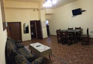 Televiisor ja/või meelelahutuskeskus majutusasutuses Kataryn Hostel