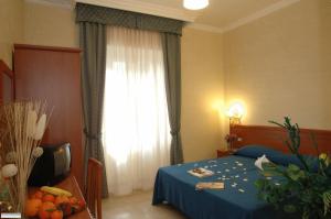 Postel nebo postele na pokoji v ubytování Cesar Palace Guesthouse