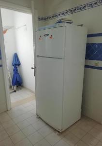 - une cuisine équipée d'un réfrigérateur blanc dans l'établissement Azure Residences, à Kelibia