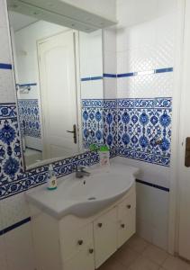 Et badeværelse på Azure Residences