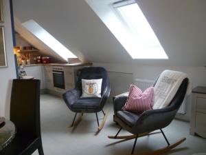 two chairs sitting in a kitchen with a skylight at Studio SAVOIR & VIVRE Adults Only - Anno 2021 - in Garding