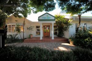 uma casa com uma porta da frente e um alpendre em Somer Place B&B em Somerset West