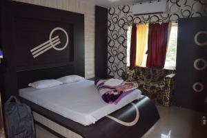 a small bed in a room with a sqor sqor at The Imperial Hotel in Rādhākishorepur