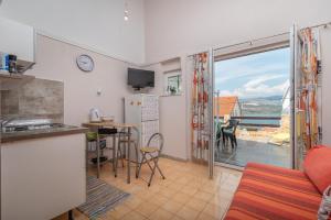 Kuchyň nebo kuchyňský kout v ubytování Apartmani Kate