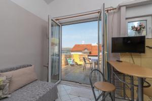 TV a/nebo společenská místnost v ubytování Apartmani Kate