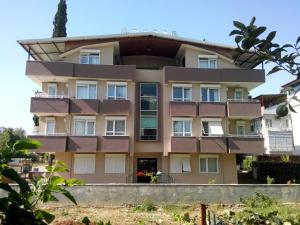 un edificio con balcones en un lateral en Apartments Anatolia, en Antalya