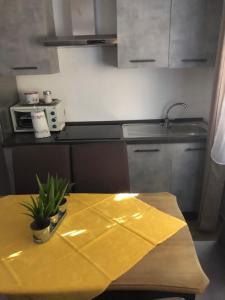 une cuisine avec une table et un chiffon de table jaune dans l'établissement Ducale Estense Suite Apartment, à Modène