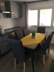 une table à manger avec des chaises et un chiffon de table jaune dans l'établissement Ducale Estense Suite Apartment, à Modène