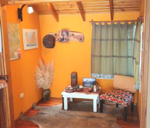 - un salon avec une table et une fenêtre dans l'établissement Mansion Verde, à El Calafate