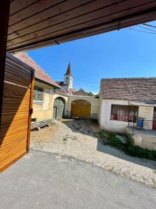 otwarte drzwi garażowe domu z kościołem w obiekcie Pensiunea Tudor w mieście Cărpiniş